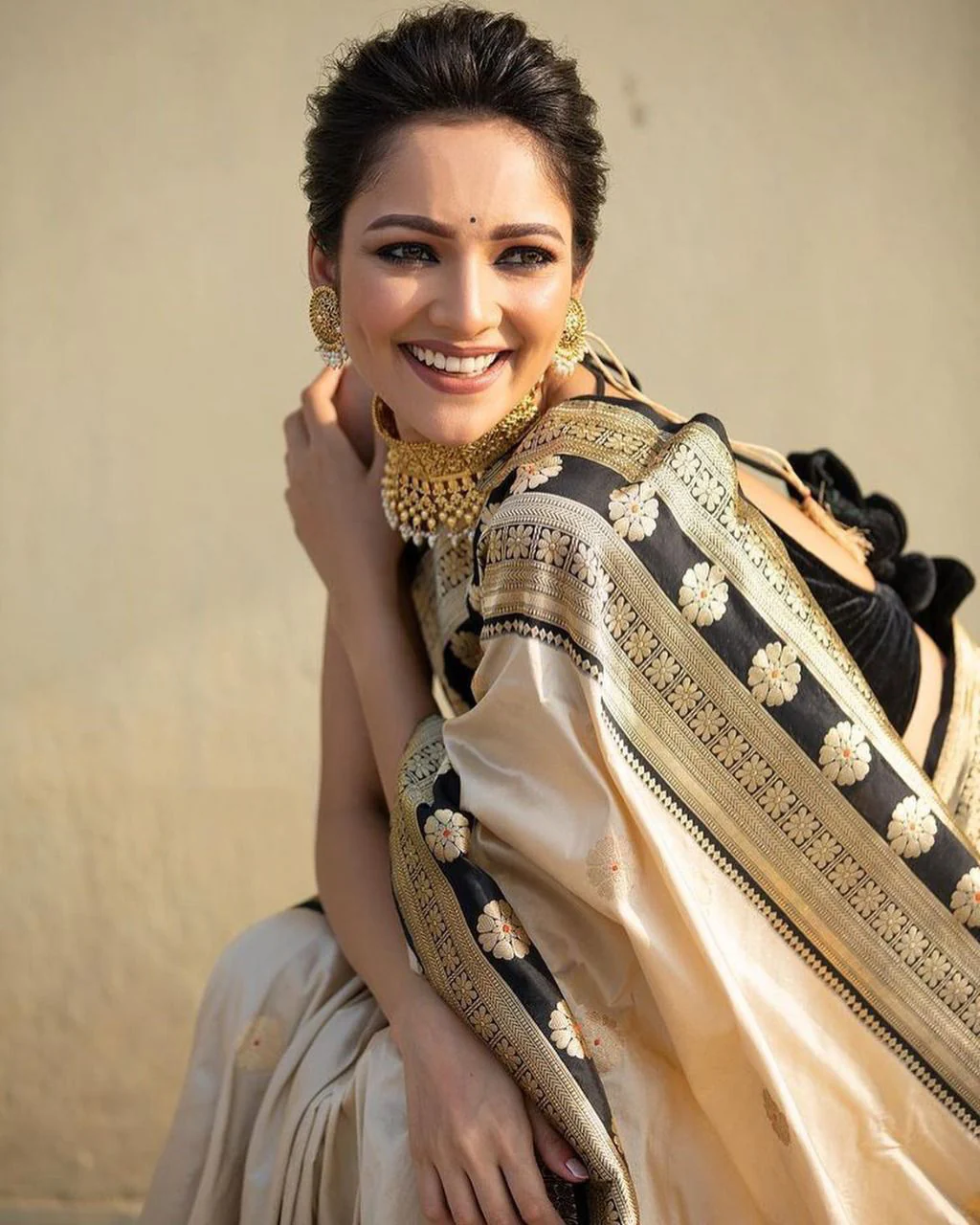 Captivating Off White Soft Silk Saree With Prominent Blouse Piece - Image 3