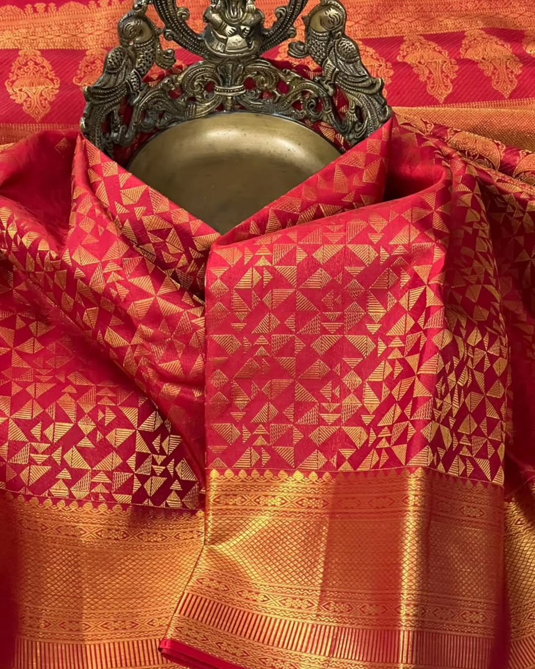 Captivating Red Soft Banarasi Silk Saree With Prodigal Blouse Piece - Image 2