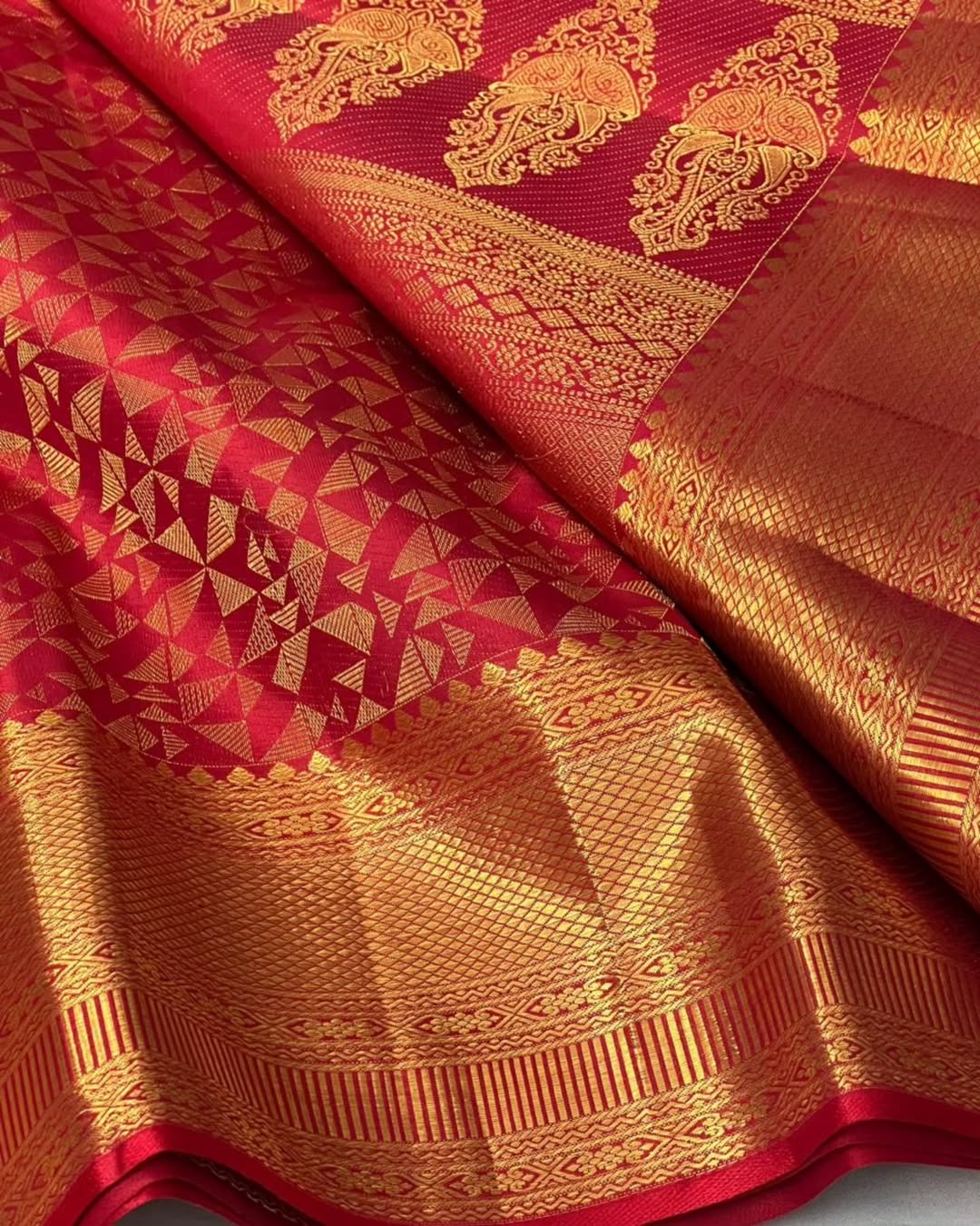 Captivating Red Soft Banarasi Silk Saree With Prodigal Blouse Piece - Image 4