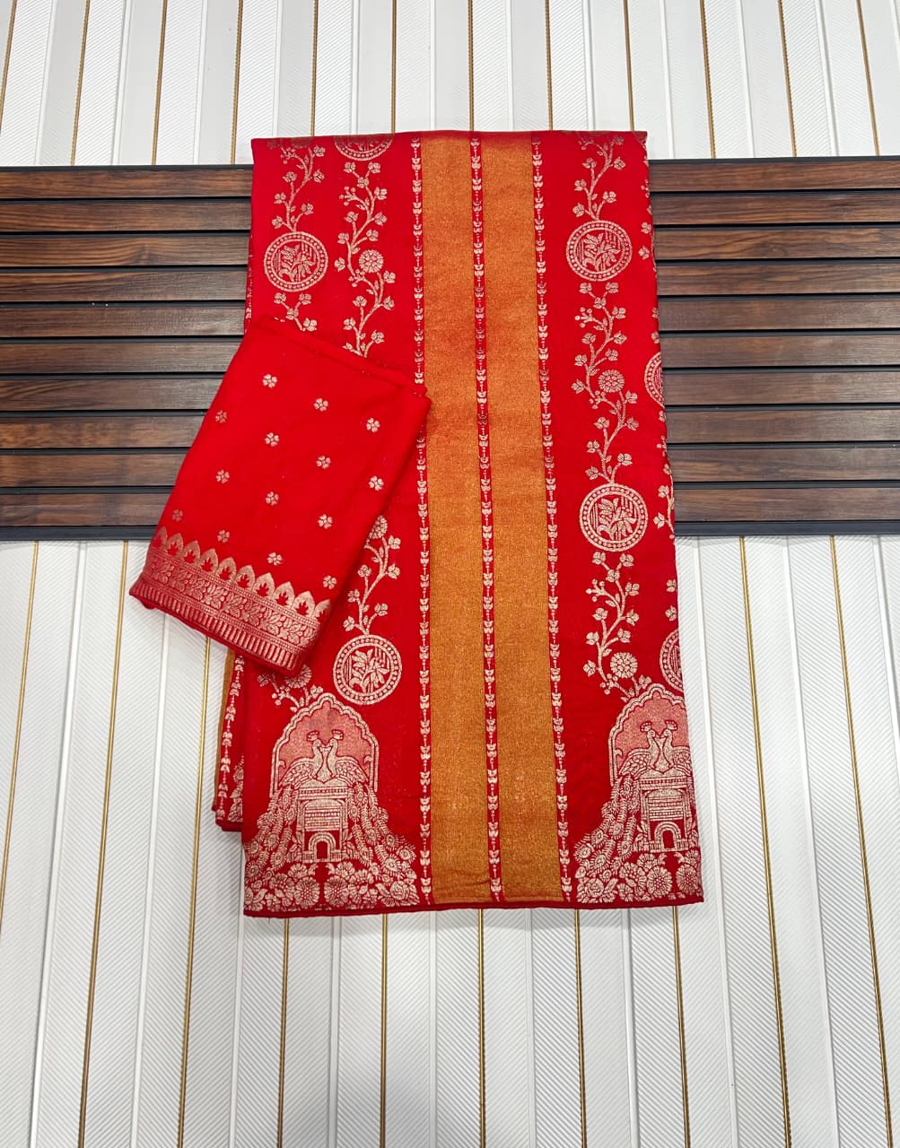 Charismatic Red Soft Banarasi Tissue Silk Saree With Sonorous Blouse Piece - Image 2