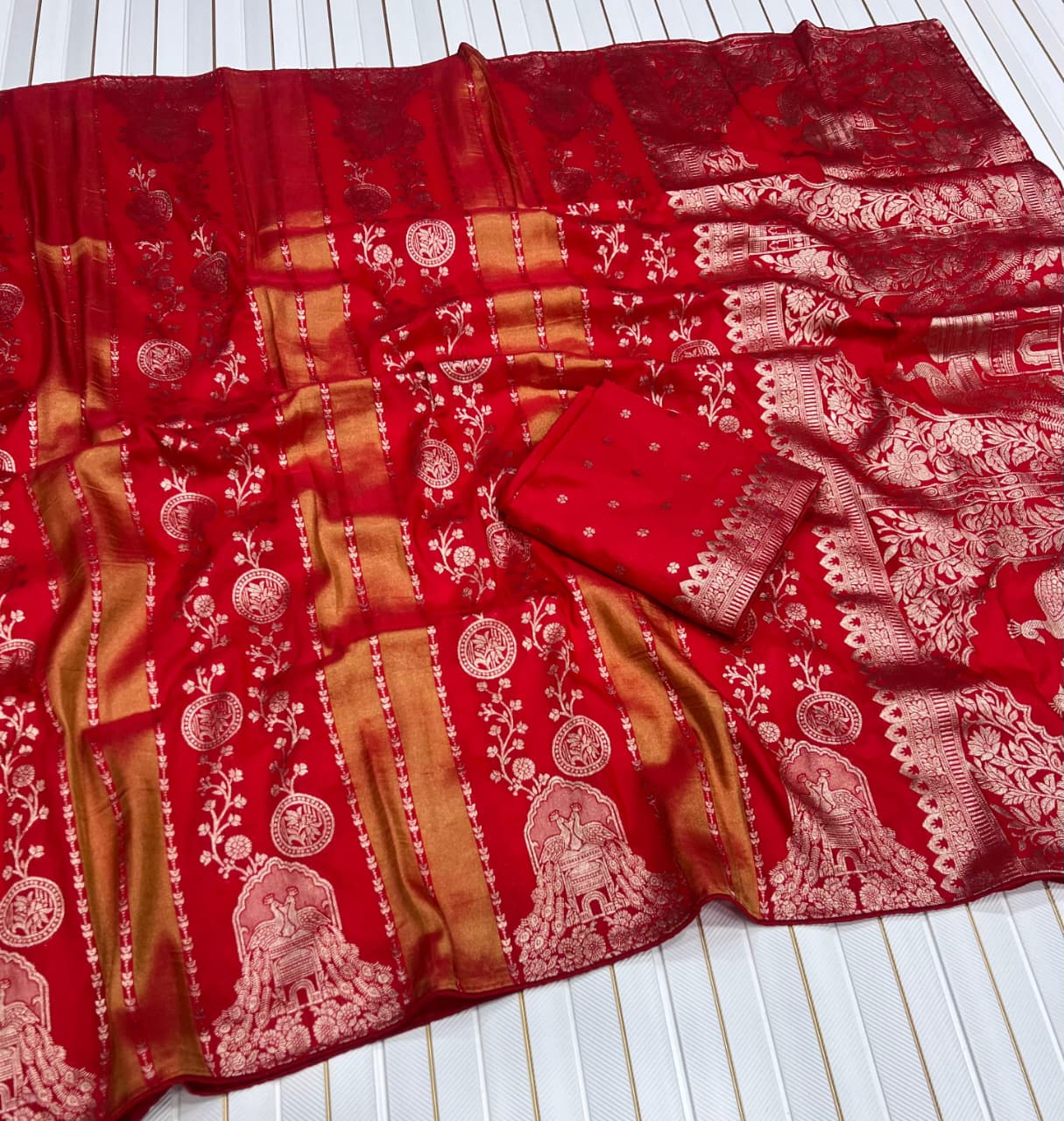Charismatic Red Soft Banarasi Tissue Silk Saree With Sonorous Blouse Piece - Image 3