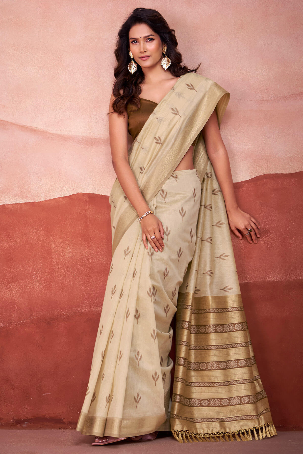 Charming Beige Cotton Silk Saree With Fancifull Blouse Piece - Image 3