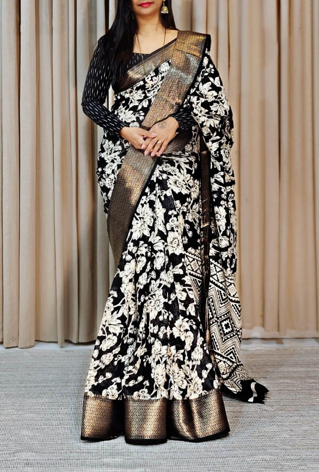 Charming Black Digital Printed Soft Silk Saree With Gorgeous Blouse Piece - Image 2