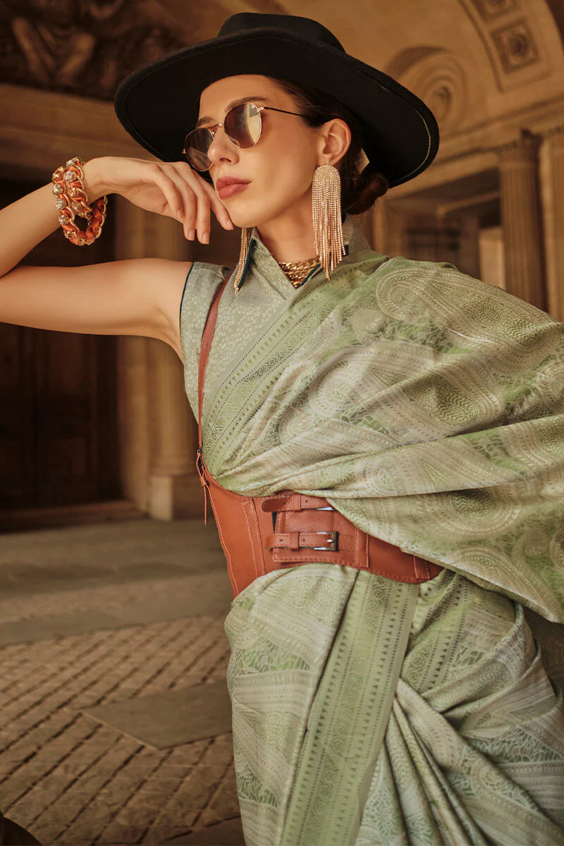 Chatoyant Green Kanjivaram Silk Saree With Eloquence Blouse Piece - Image 3
