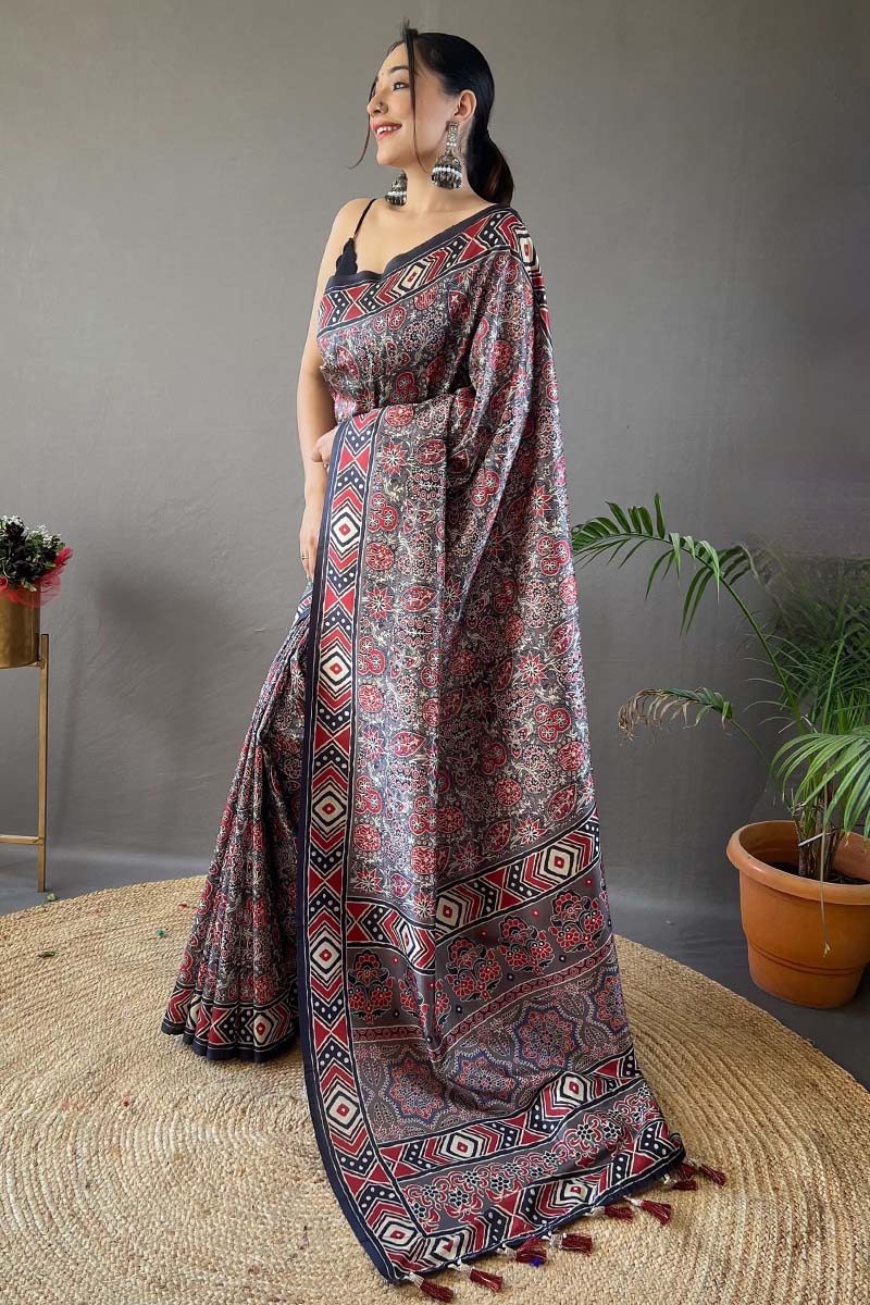 Chatoyant Grey Digital Printed Soft Silk Saree With Dissemble Blouse Piece - Image 3