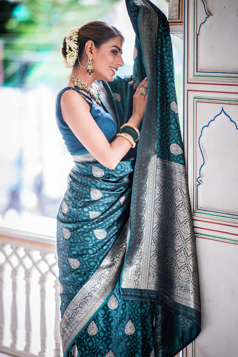 Chatoyant Rama Soft Silk Saree With Gossamer Blouse Piece - Image 3