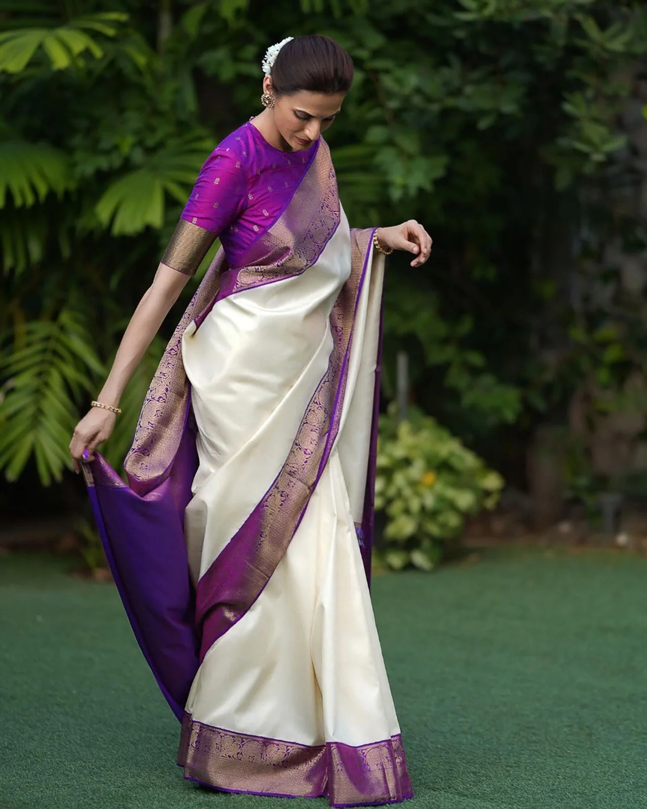 Classic Beige Soft Silk Saree With Conflate Blouse Piece - Image 2