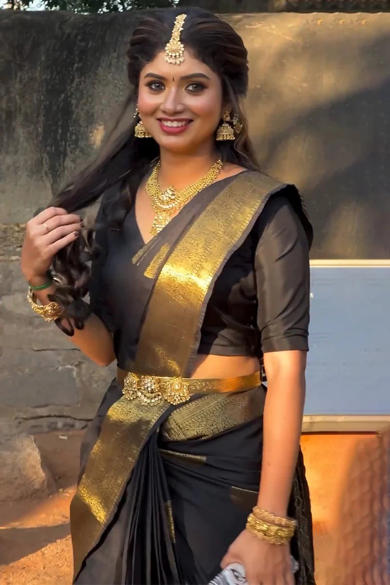 Classic Black Soft Silk Saree With Majesty Blouse Piece - Image 4