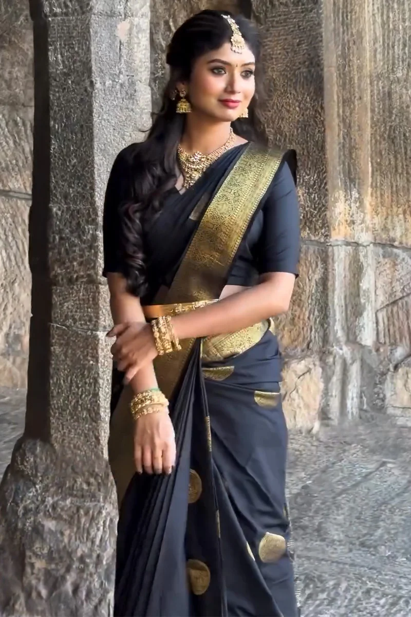 Classic Black Soft Silk Saree With Majesty Blouse Piece - Image 5