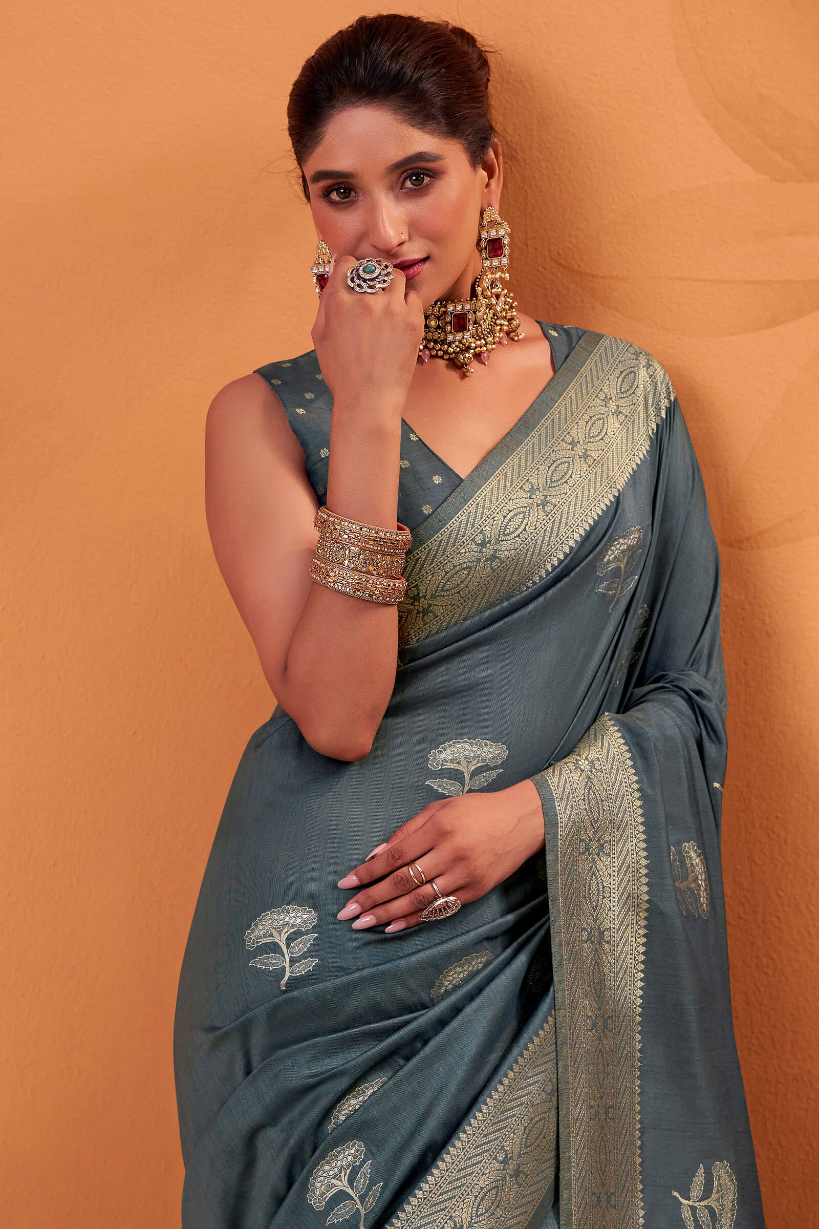 Conflate Grey Banarasi Tussar Silk Saree With Enamoring Blouse Piece - Image 3