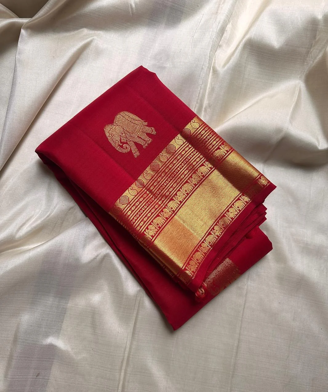 Cynosure Red Soft Banarasi Silk Saree With Marvellous Blouse Piece - Image 2