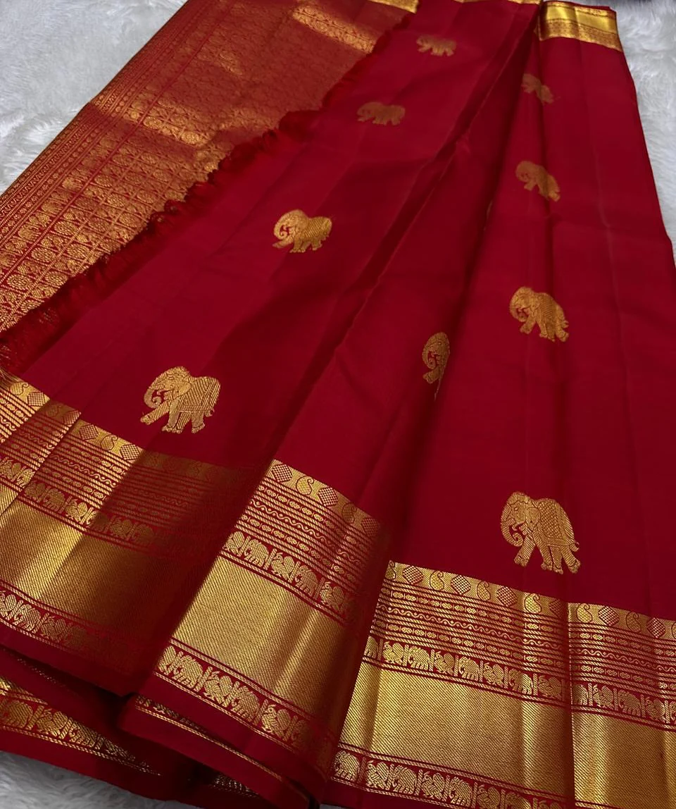 Cynosure Red Soft Banarasi Silk Saree With Marvellous Blouse Piece - Image 3