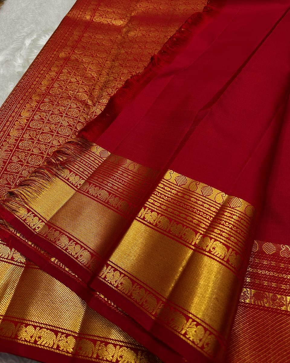 Cynosure Red Soft Banarasi Silk Saree With Marvellous Blouse Piece - Image 4