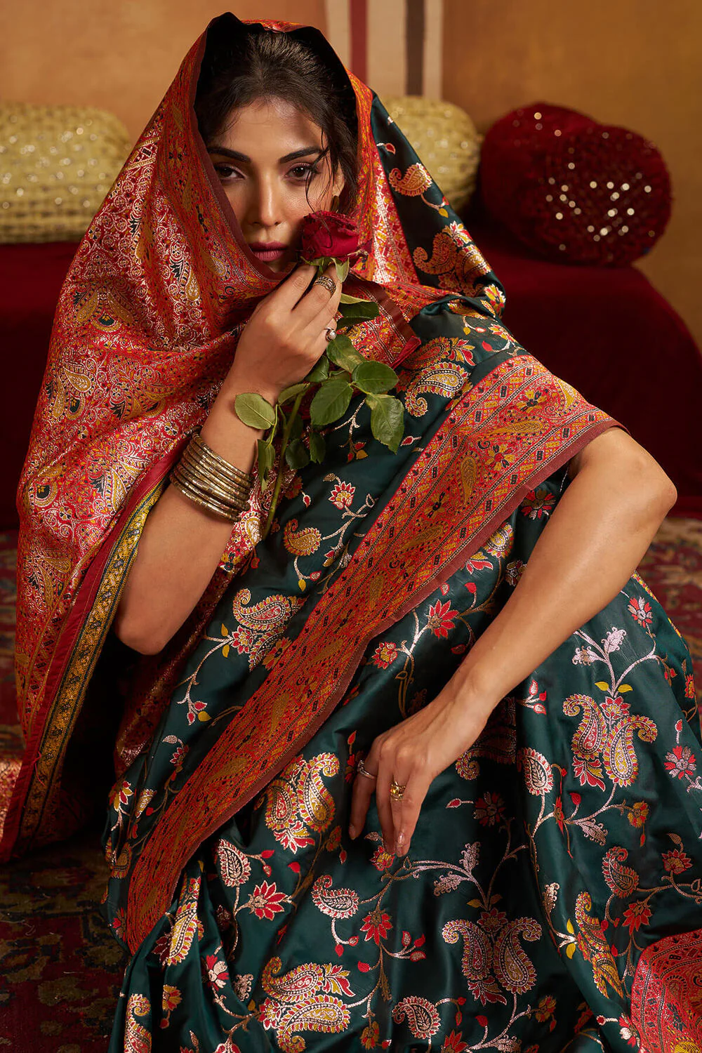 Dazzling Dark Green Pure Zari Weaving Banarasi Silk Saree With Inimitable Blouse Piece - Image 5