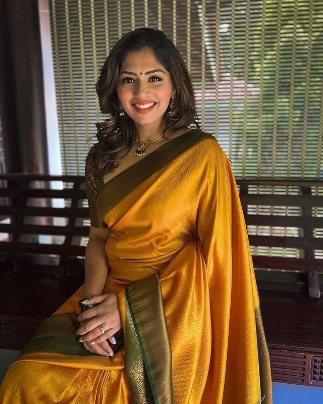 Dazzling Yellow Soft Silk Saree with Beautiful Blouse Piece - Image 2