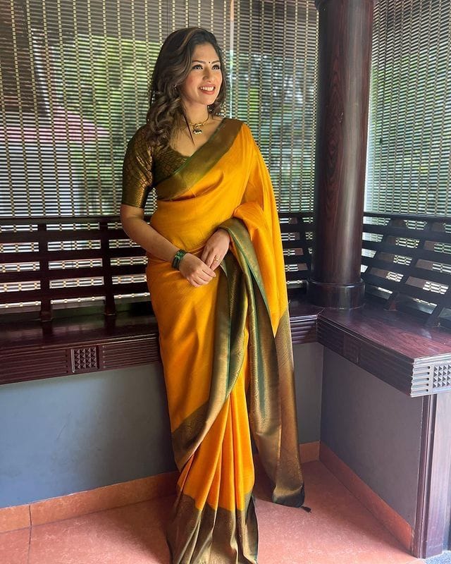 Dazzling Yellow Soft Silk Saree with Beautiful Blouse Piece - Image 3