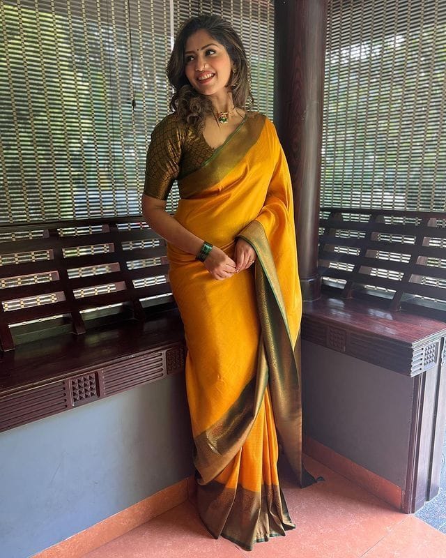 Dazzling Yellow Soft Silk Saree with Beautiful Blouse Piece - Image 4