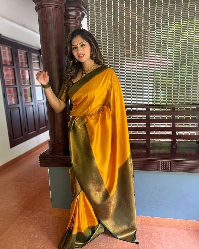 Dazzling Yellow Soft Silk Saree with Beautiful Blouse Piece - Image 5