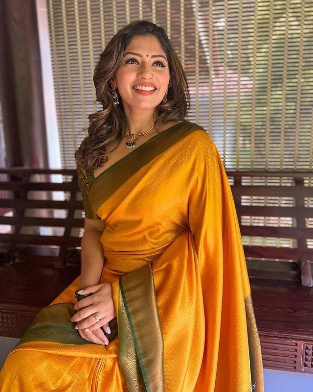 Dazzling Yellow Soft Silk Saree with Beautiful Blouse Piece - Image 6