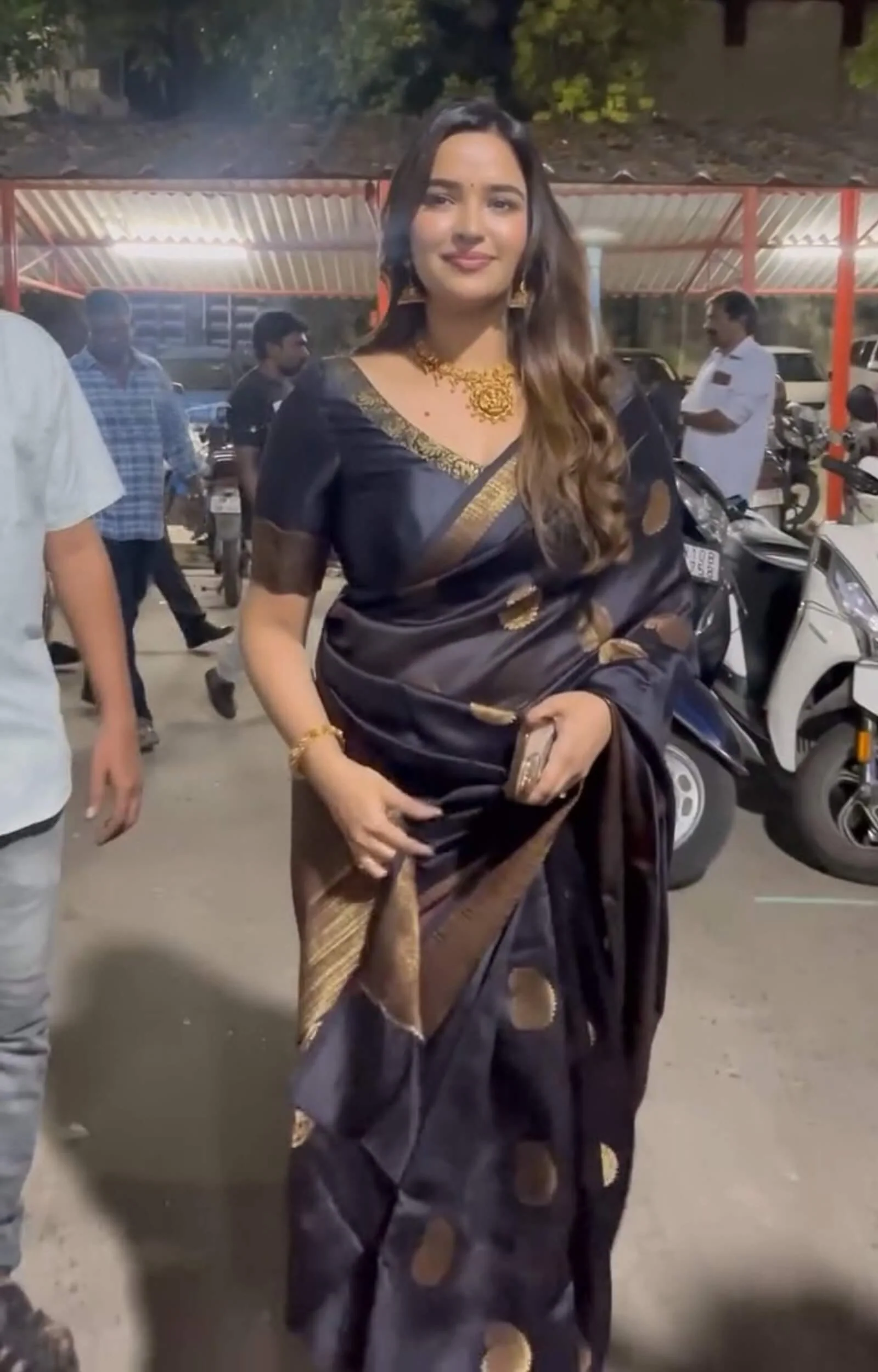 Delectable Black Soft Silk Saree With Fancifull Blouse Piece - Image 2