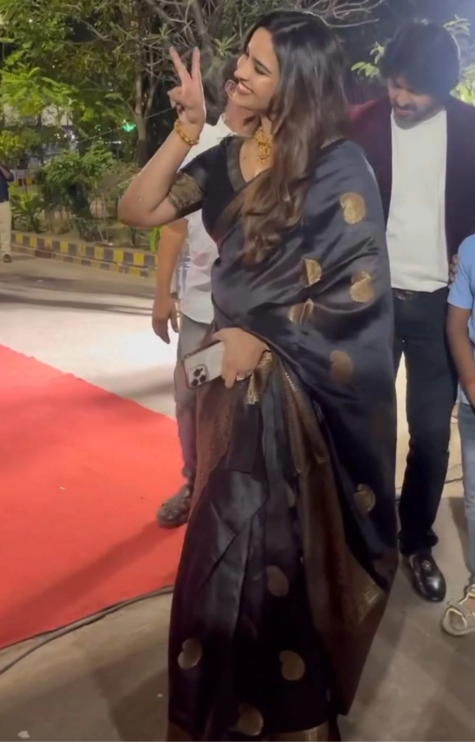 Delectable Black Soft Silk Saree With Fancifull Blouse Piece - Image 3