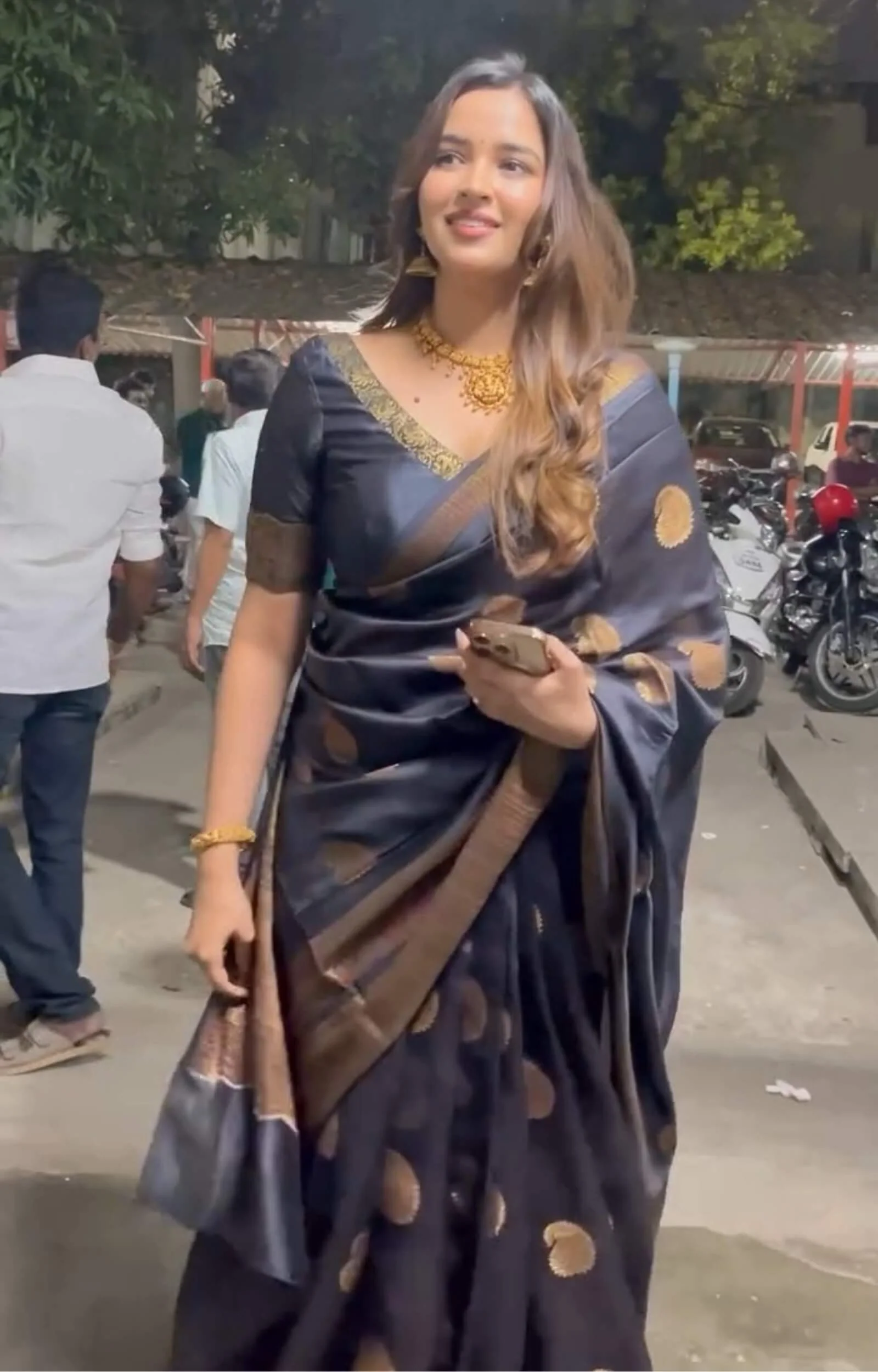 Delectable Black Soft Silk Saree With Fancifull Blouse Piece - Image 4