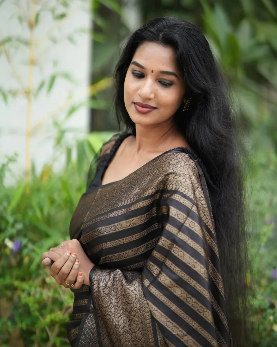 Delectable Black Soft Silk Saree With Luxuriant Blouse Piece - Image 2