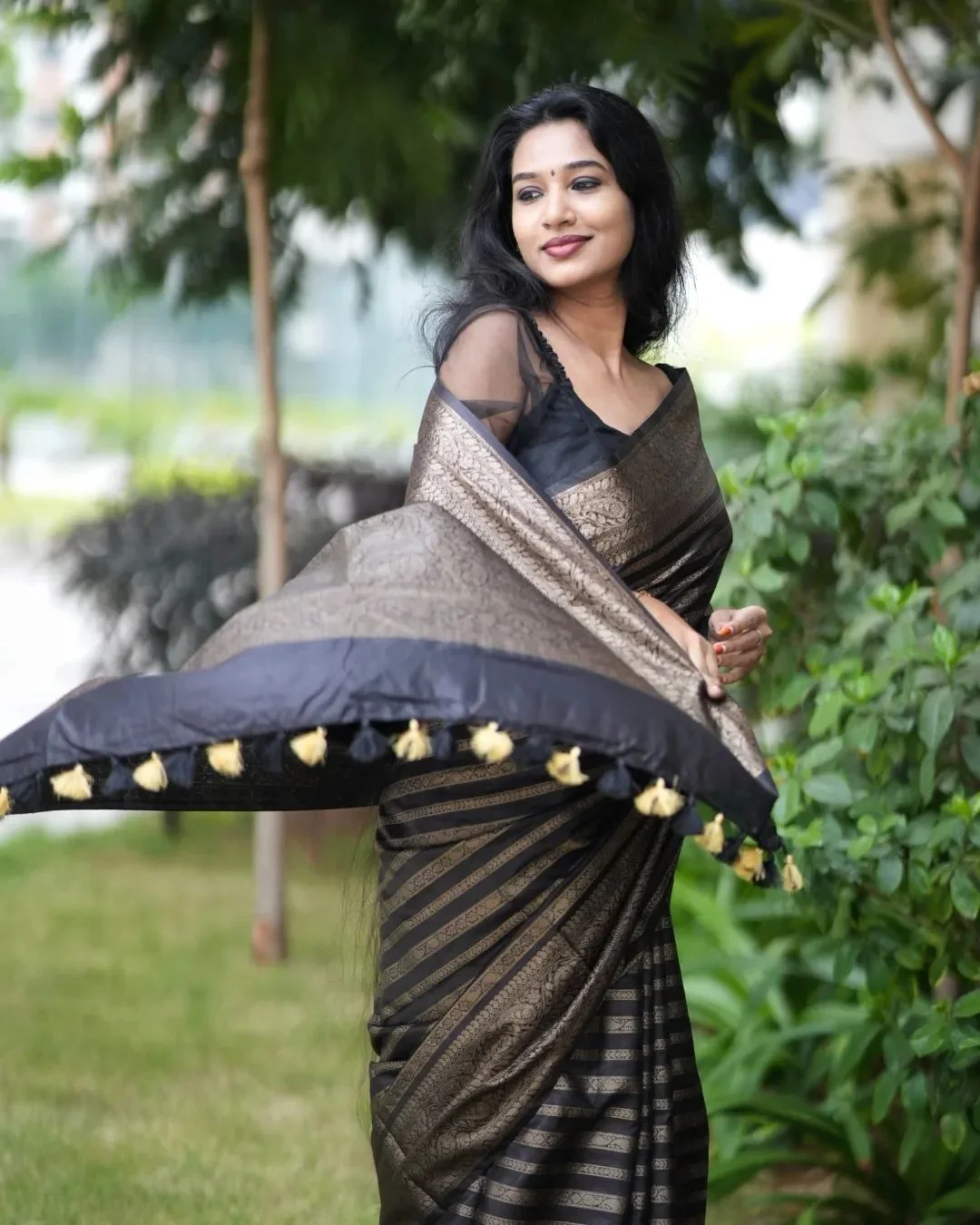 Delectable Black Soft Silk Saree With Luxuriant Blouse Piece - Image 4