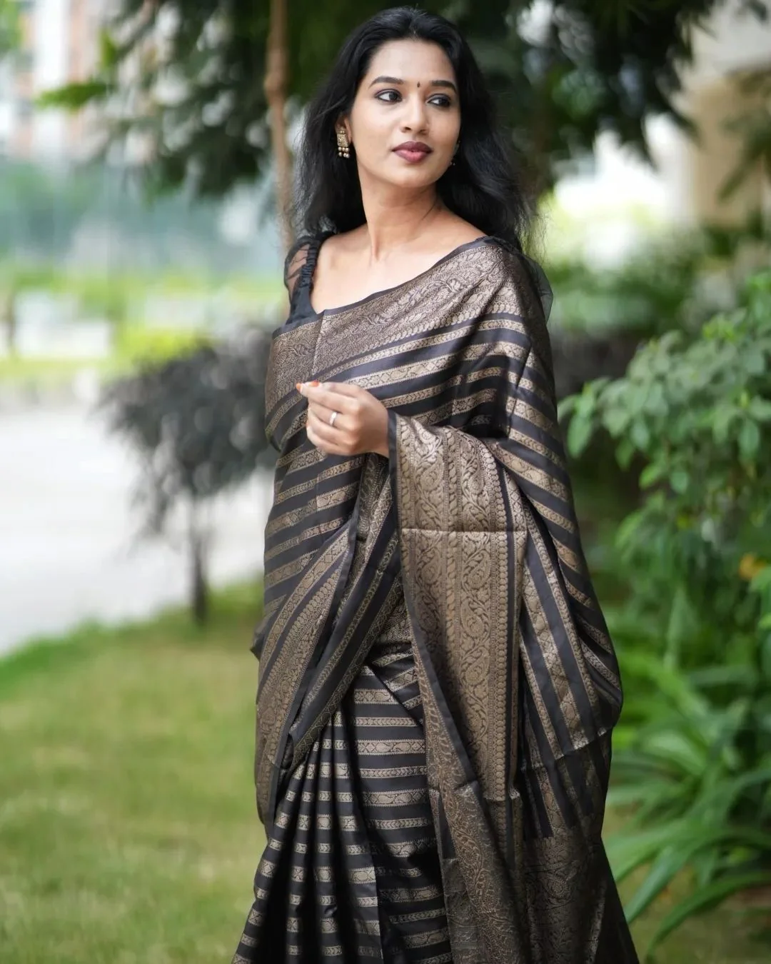 Delectable Black Soft Silk Saree With Luxuriant Blouse Piece - Image 5