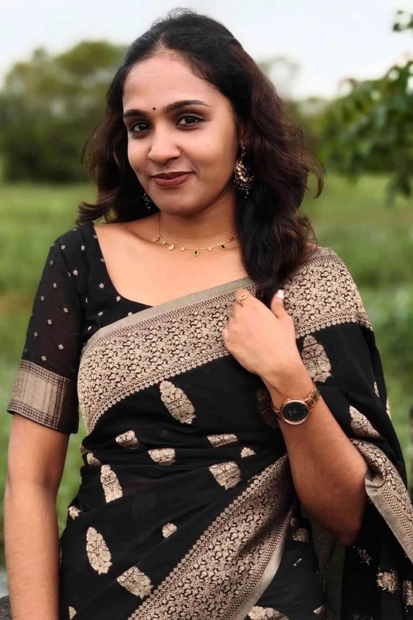 Delightful Black Soft Silk Saree With Gleaming Blouse Piece - Image 2