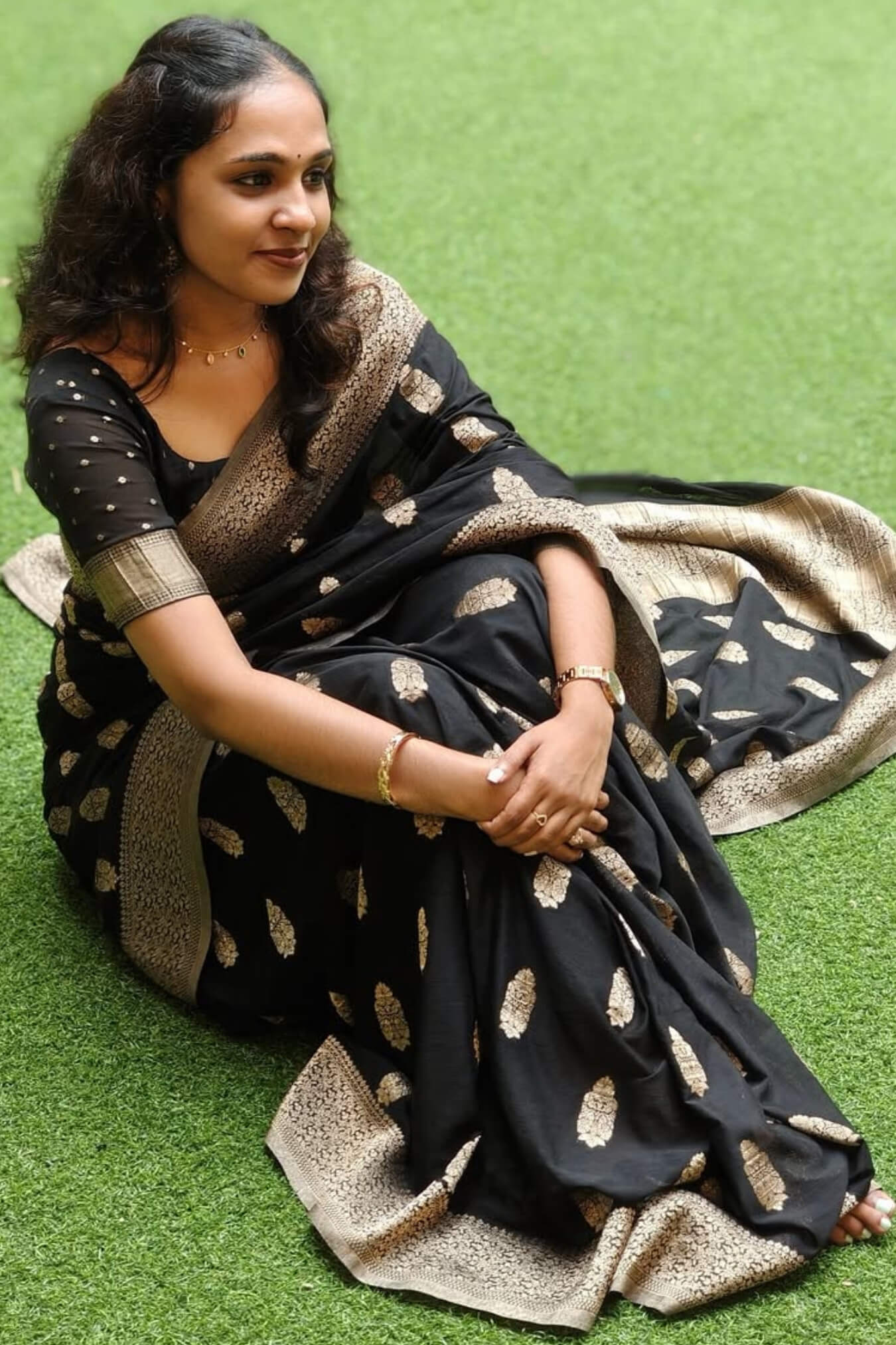 Delightful Black Soft Silk Saree With Gleaming Blouse Piece - Image 5