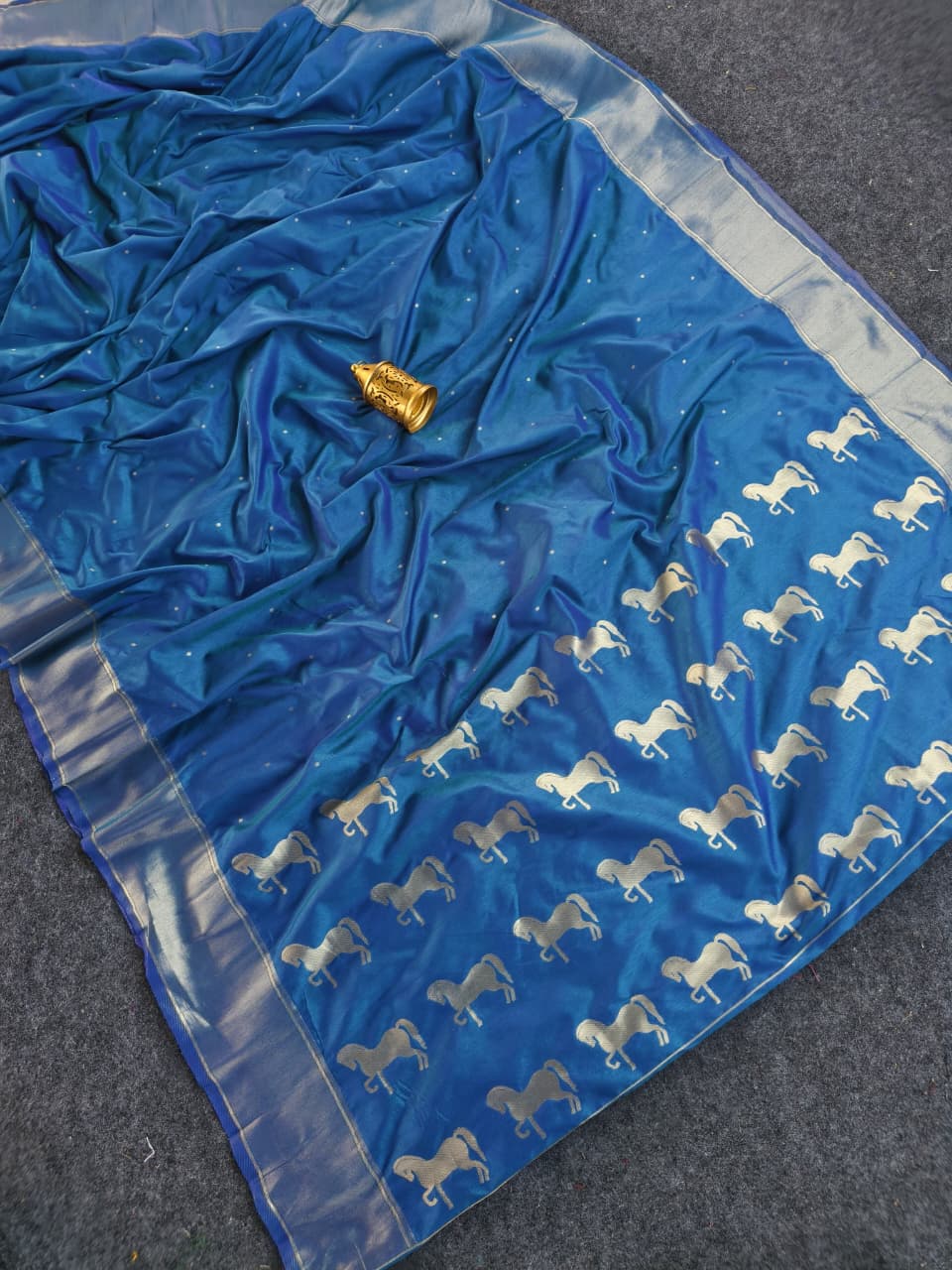 Delightful Blue Pure Zari Weaving Banarasi Silk Saree With Sonorous Blouse Piece - Image 2