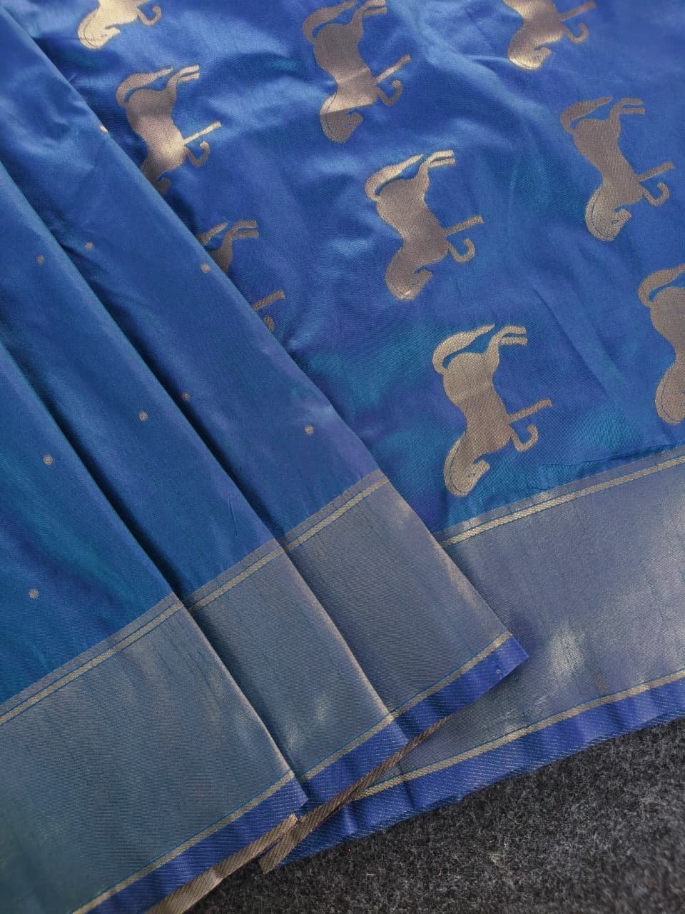 Delightful Blue Pure Zari Weaving Banarasi Silk Saree With Sonorous Blouse Piece - Image 3