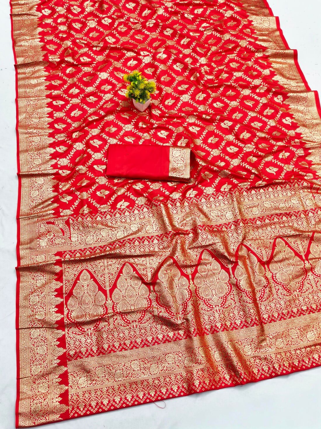 Delightful Red Pure Zari Weaving Banarasi Silk Saree With Captivating Blouse Piece - Image 2