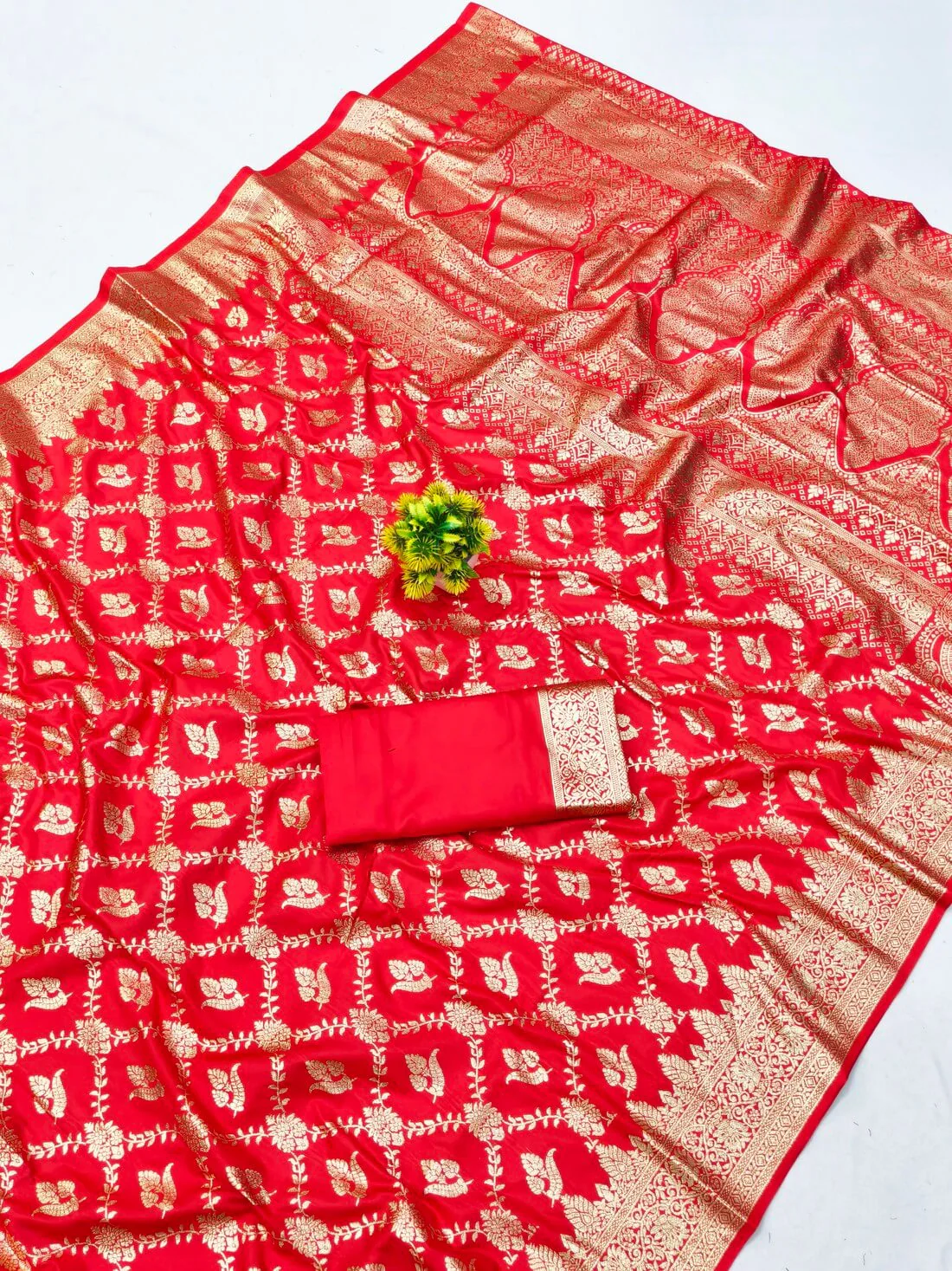 Delightful Red Pure Zari Weaving Banarasi Silk Saree With Captivating Blouse Piece - Image 3