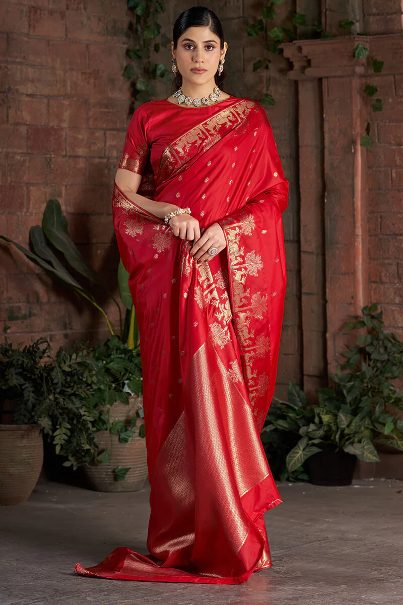 Delightful Red Pure Zari Weaving Banarasi Silk Saree With Ephemeral Blouse Piece - Image 4