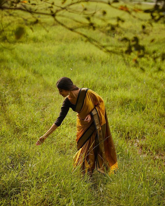 Lovely Yellow Soft Banarasi Silk Saree With Gleaming Blouse Piece - Image 5