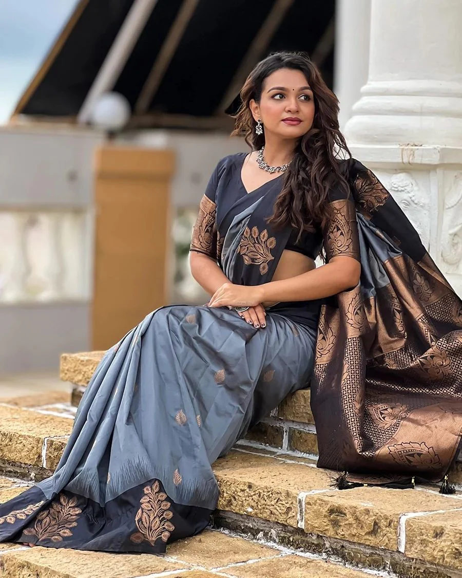 Demanding Grey Soft Silk Saree With Fancifull Blouse Piece - Image 4