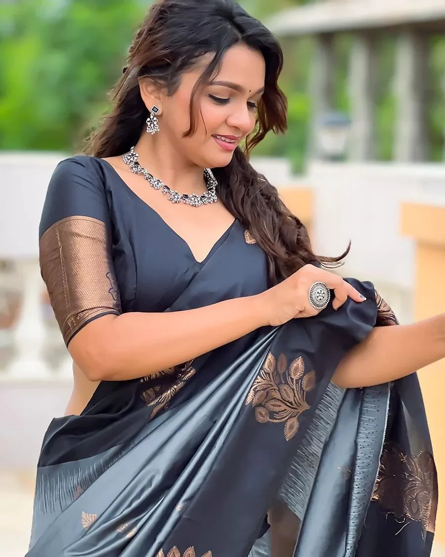 Demanding Grey Soft Silk Saree With Fancifull Blouse Piece - Image 5