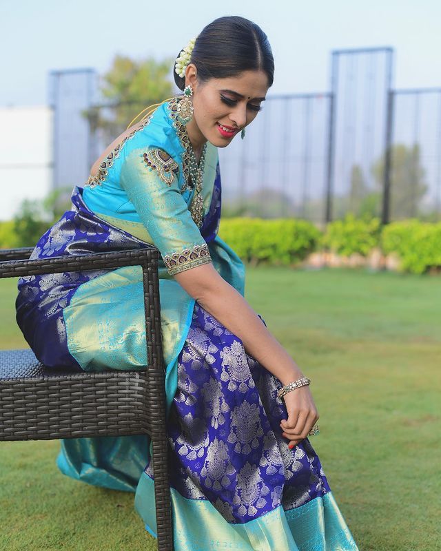 Denouement Blue Soft Banarasi Silk Saree With Glorious Blouse Piece - Image 6