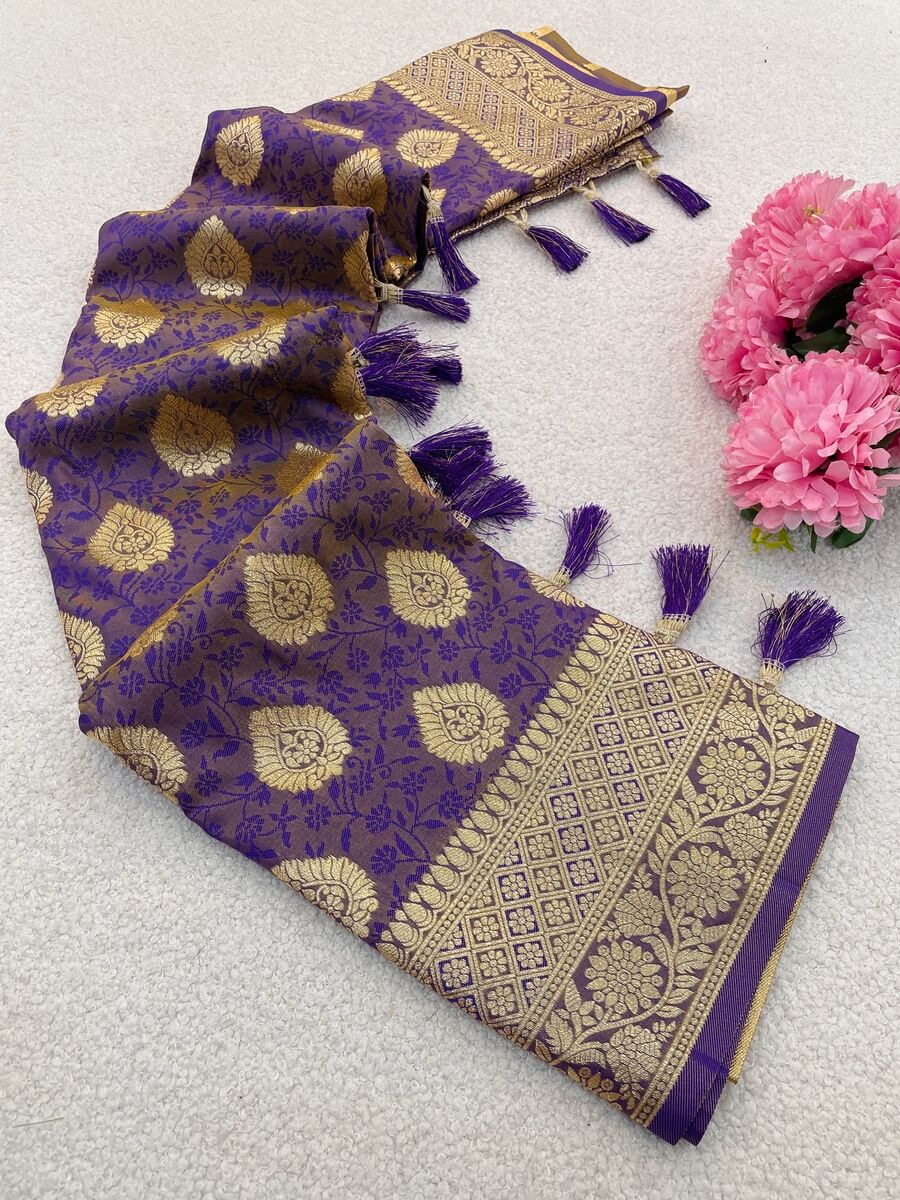 Deserving Lavender Pure Zari Weaving Banarasi Silk Saree With Efflorescence Blouse Piece - Image 2