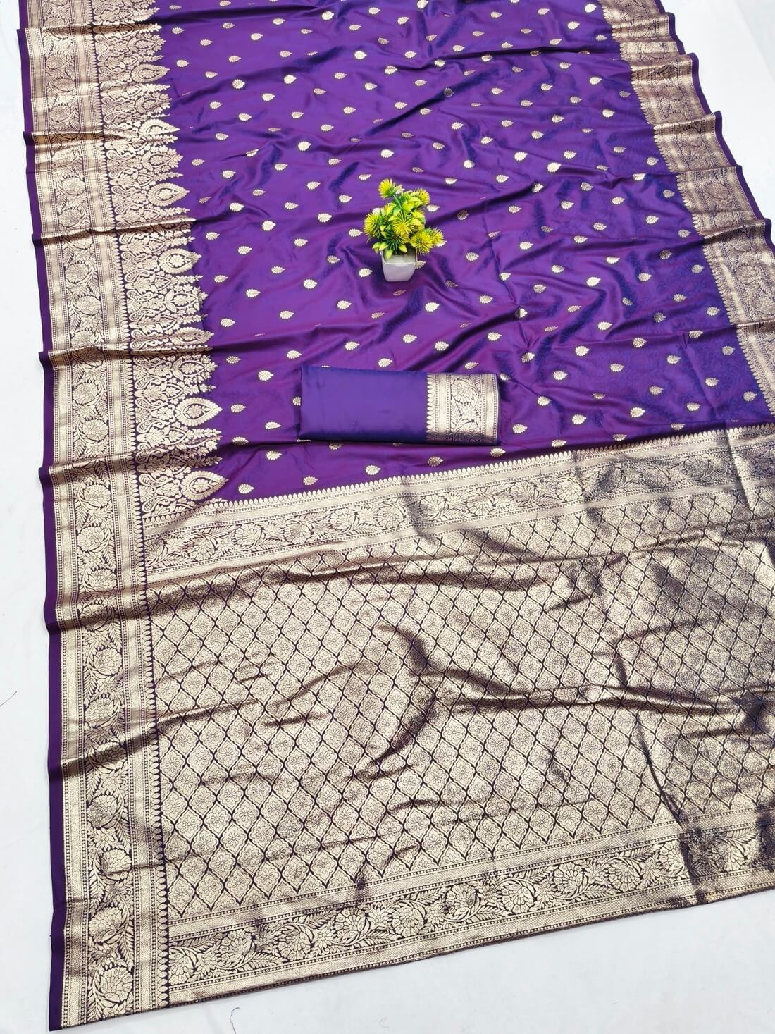Deserving Purple Pure Zari Weaving Banarasi Silk Saree With Conflate Blouse Piece - Image 2
