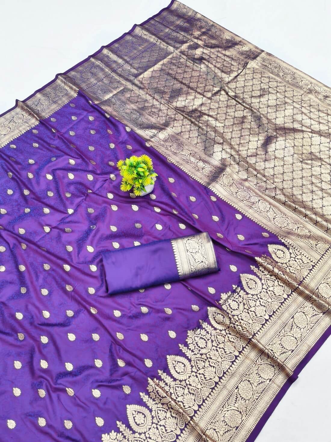 Deserving Purple Pure Zari Weaving Banarasi Silk Saree With Conflate Blouse Piece - Image 3