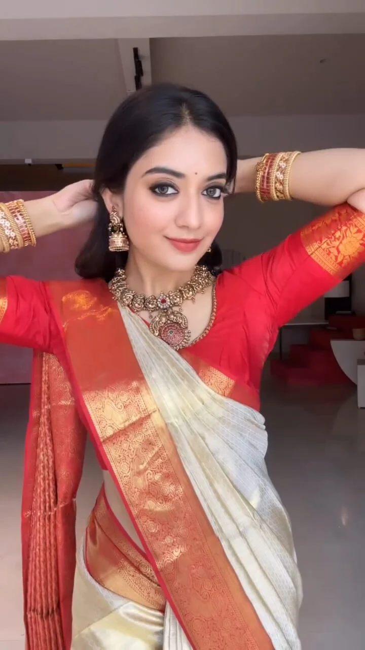 Desirable Beige Pure Banarasi Silk Saree With Beauteous Blouse Piece - Image 3