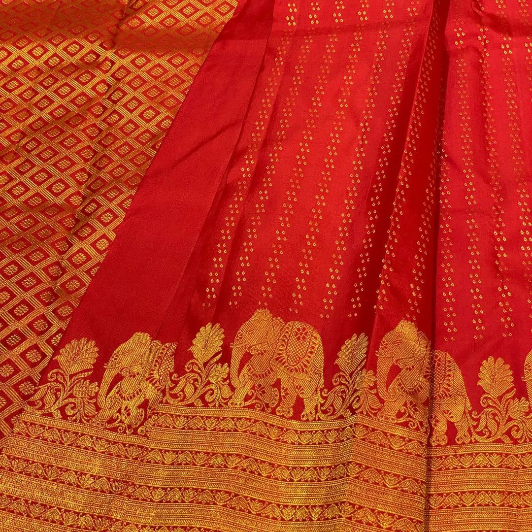 Desirable Red Soft Banarasi Silk Saree With Opulent Blouse Piece - Image 2