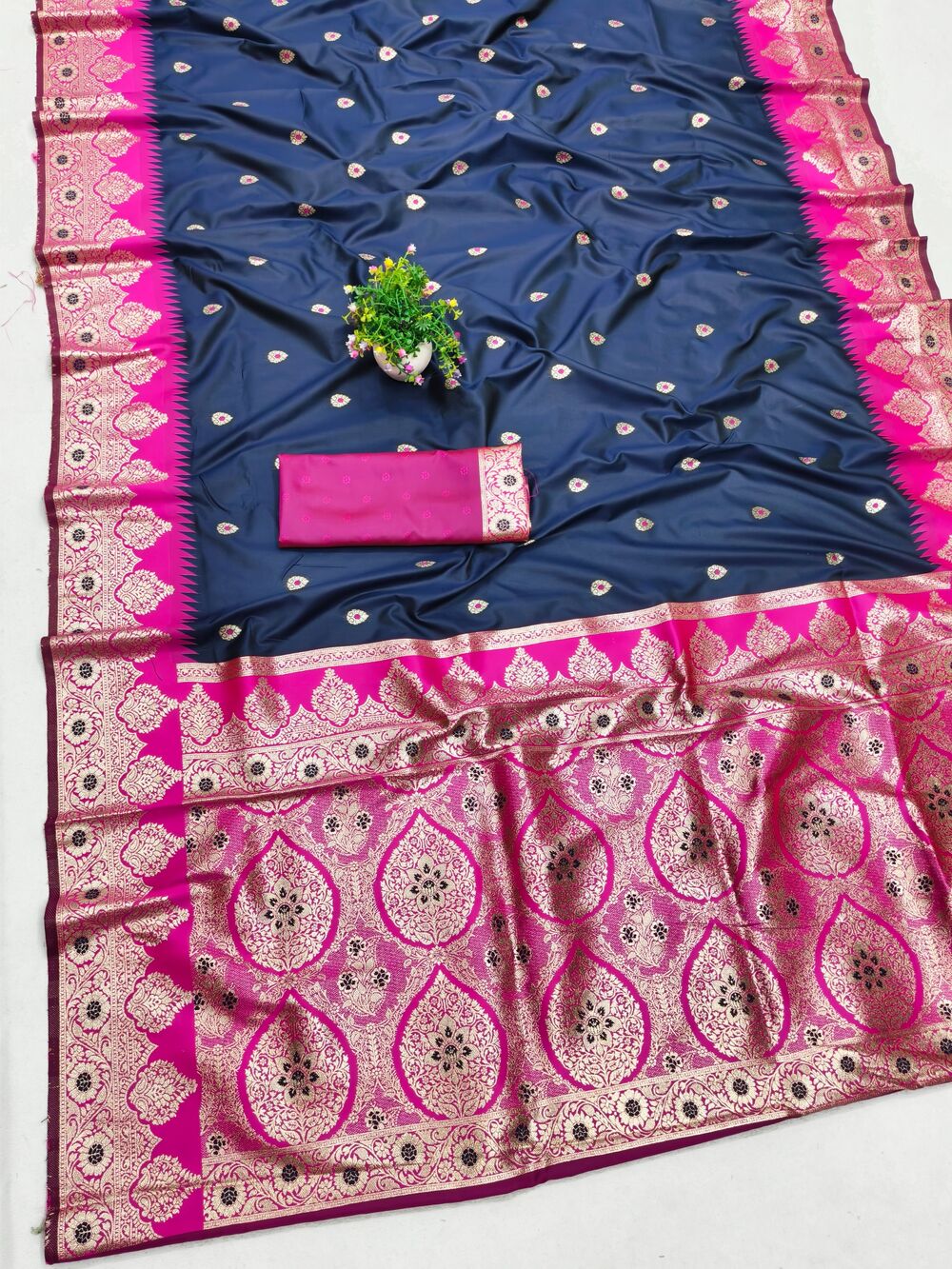 Desiring Navy Blue Pure Zari Weaving Banarasi Silk Saree With Staring Blouse Piece - Image 3