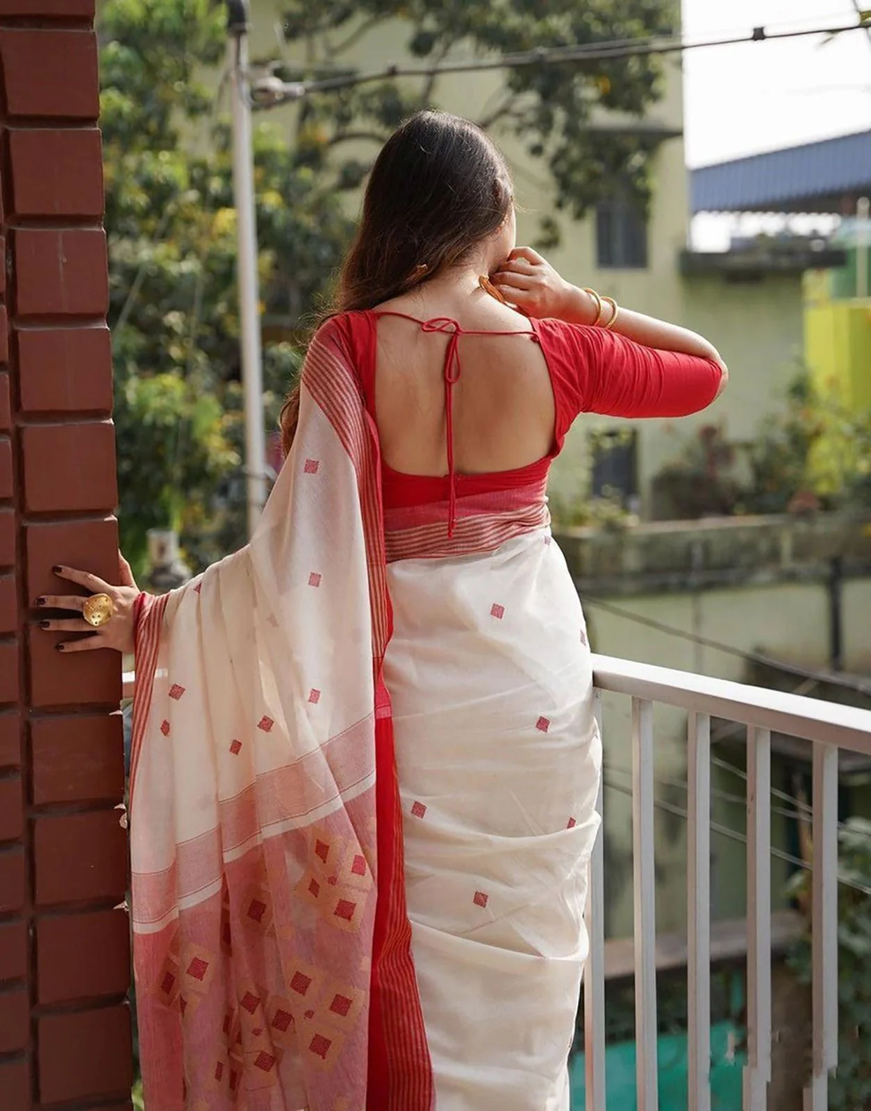 Desiring Off White Cotton Silk Saree With Capricious Blouse Piece - Image 3