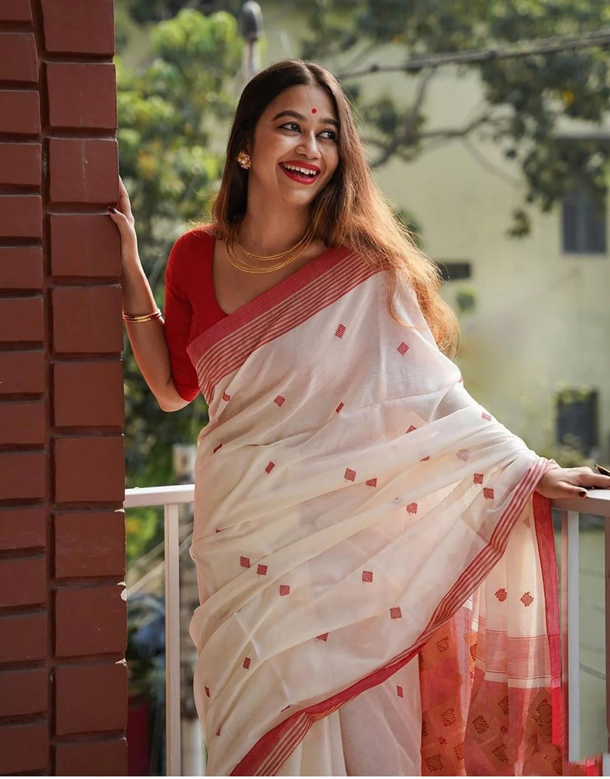 Desiring Off White Cotton Silk Saree With Capricious Blouse Piece - Image 4