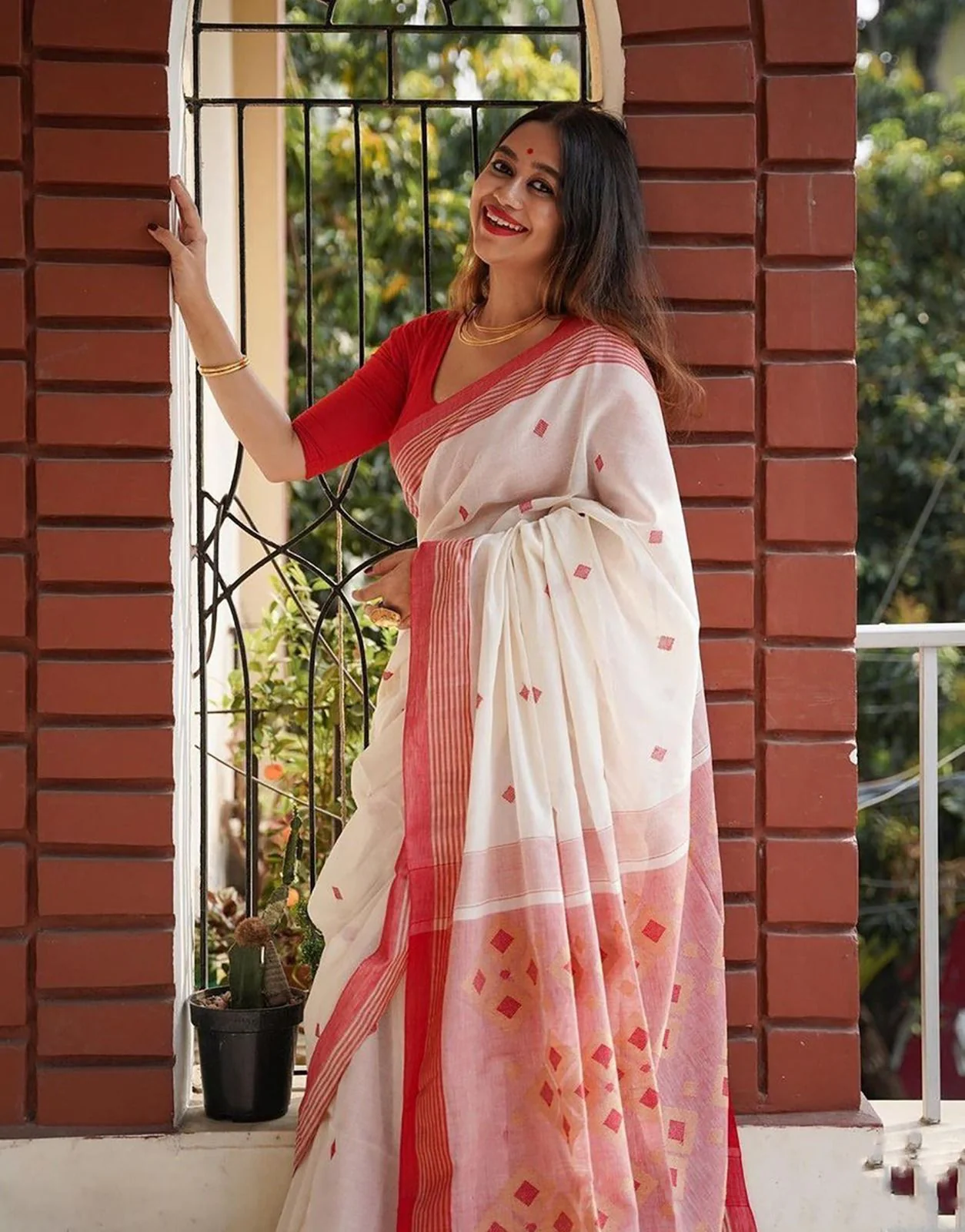 Desiring Off White Cotton Silk Saree With Capricious Blouse Piece - Image 6