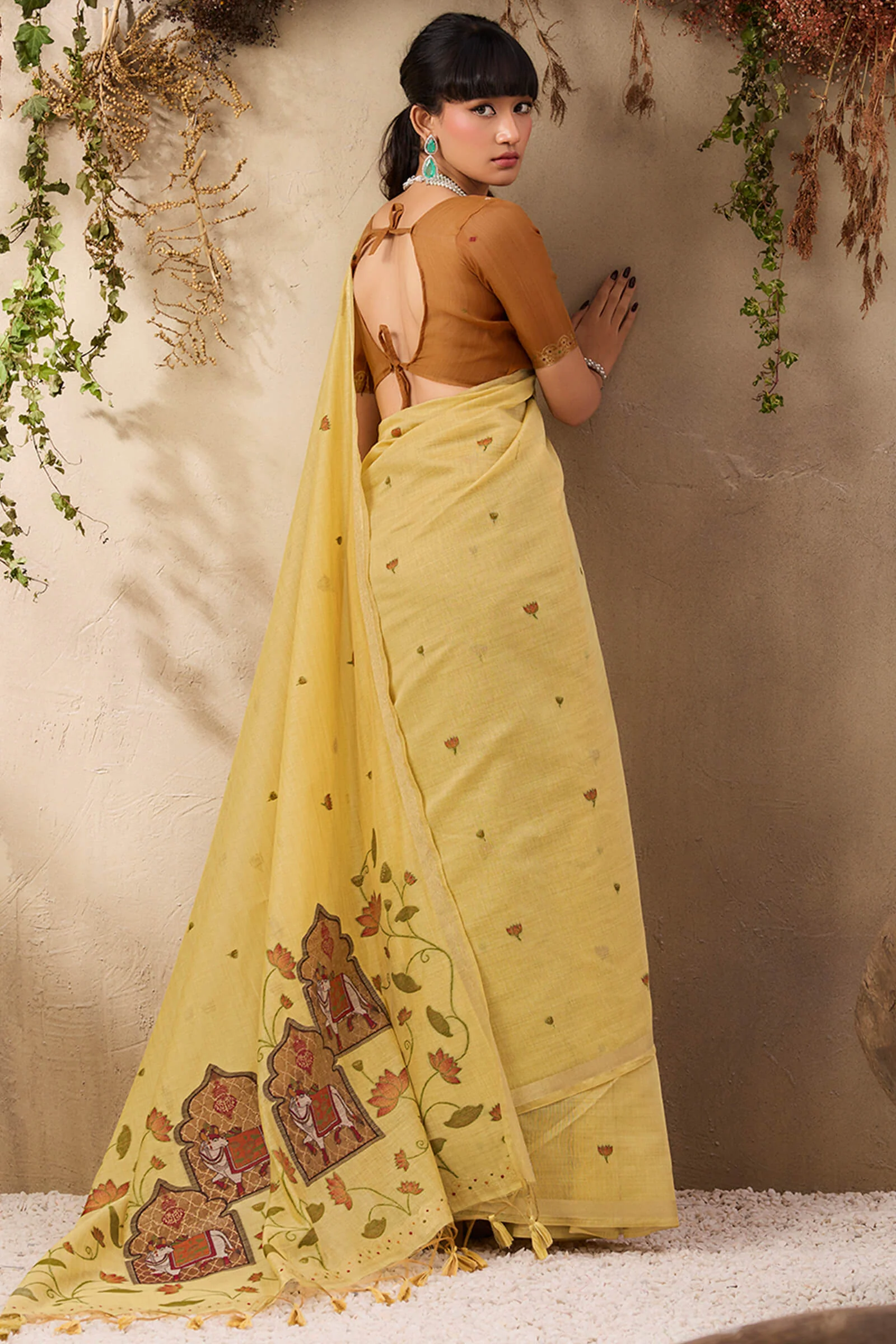 Desiring Yellow Cotton Silk Saree With Staggering Blouse Piece - Image 4